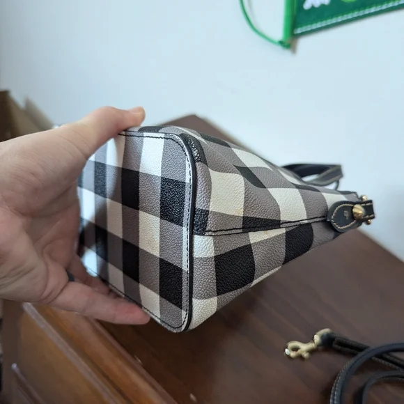 Dooney and Bourke Tucker Ruby crossbody. Beautiful little bag! - Picture 6 of 8